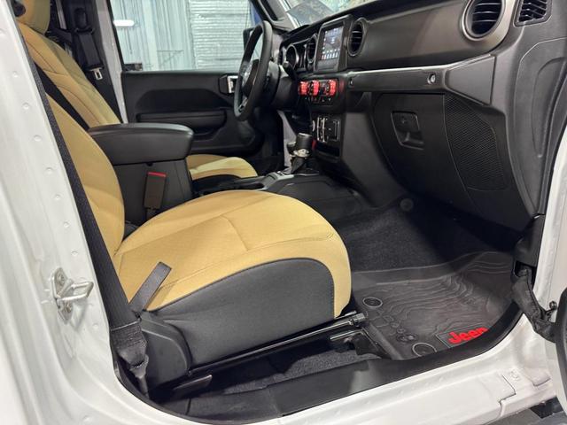 Photo of 2023 Bright White Clearcoat Jeep Gladiator