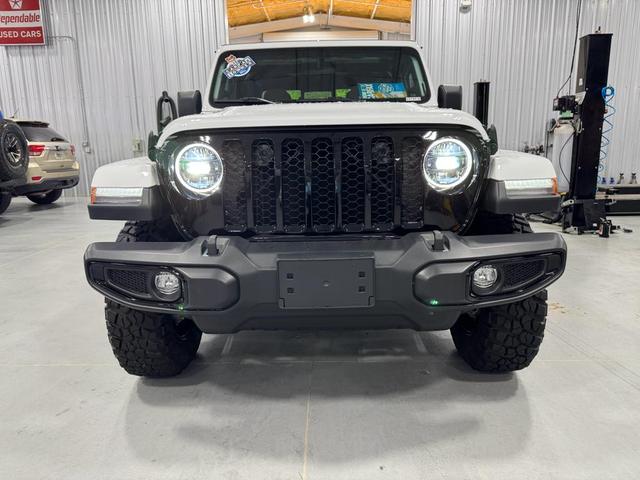 Photo of 2023 Bright White Clearcoat Jeep Gladiator