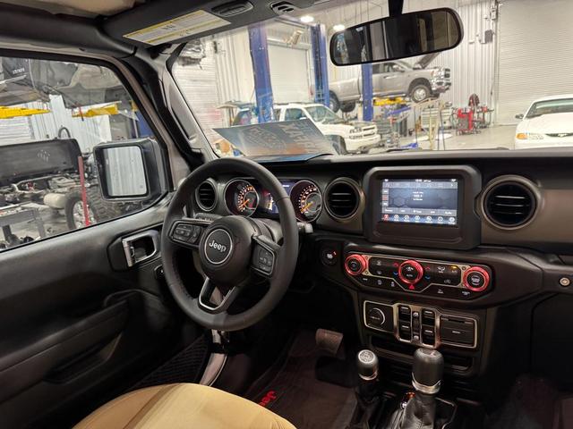 Photo of 2023 Bright White Clearcoat Jeep Gladiator