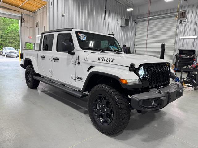 Photo of 2023 Bright White Clearcoat Jeep Gladiator