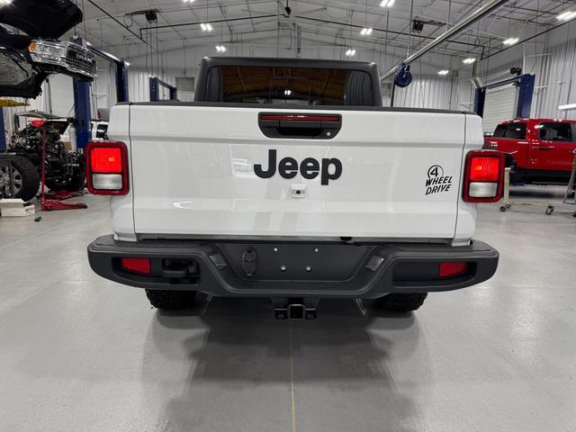 Photo of 2023 Bright White Clearcoat Jeep Gladiator