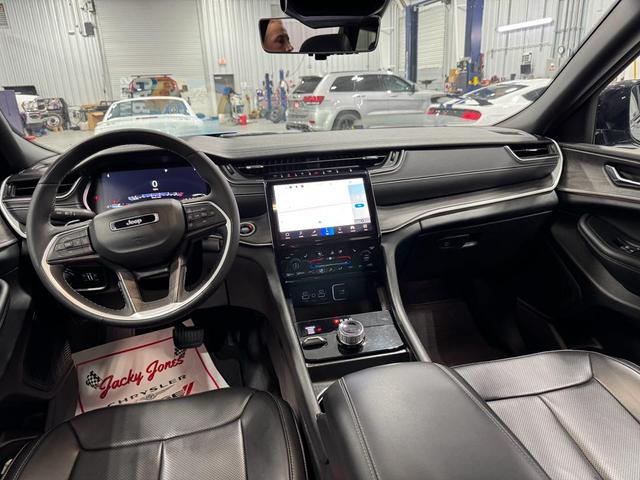 Photo of 2025 Diamond Black Jeep Grand Cherokee L