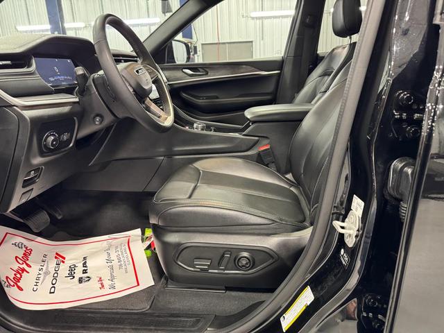 Photo of 2025 Diamond Black Jeep Grand Cherokee L