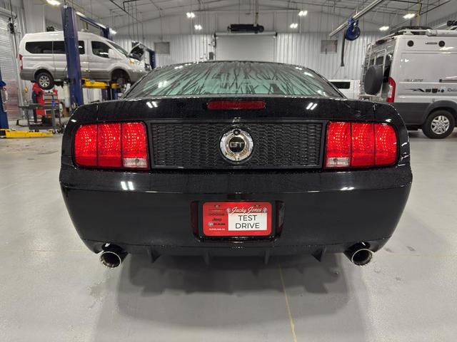 Photo of 2007 Black Ford Mustang
