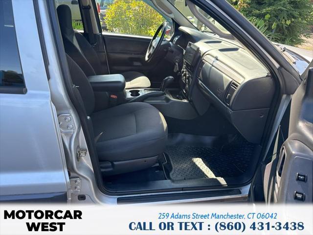 Photo of 2004 Bright Silver Metallic Jeep Grand Cherokee