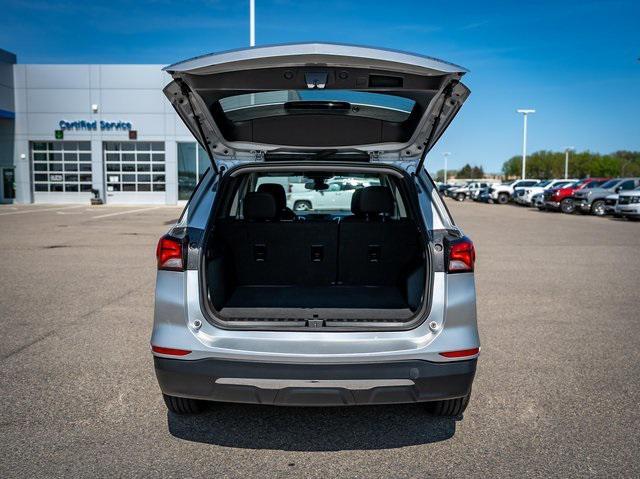 Photo of 2022 Silver Ice Metallic Chevrolet Equinox