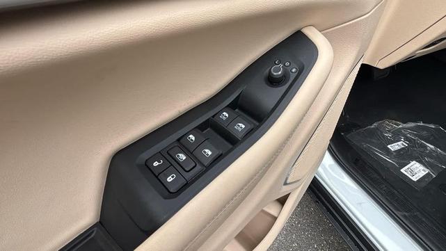 Photo of 2025 Bright White Clearcoat Jeep Grand Cherokee L