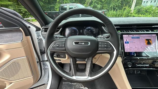 Photo of 2025 Bright White Clearcoat Jeep Grand Cherokee L