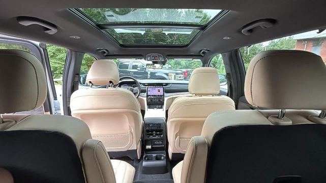 Photo of 2025 Bright White Clearcoat Jeep Grand Cherokee L