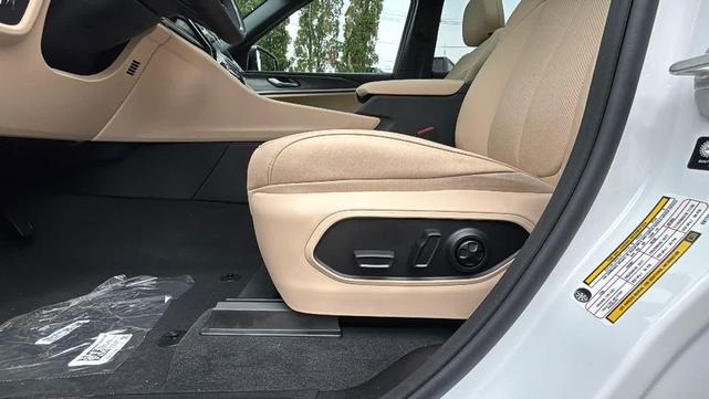 Photo of 2025 Bright White Clearcoat Jeep Grand Cherokee L