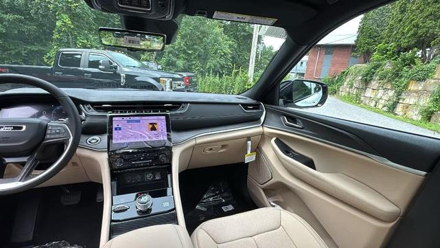 Photo of 2025 Bright White Clearcoat Jeep Grand Cherokee L
