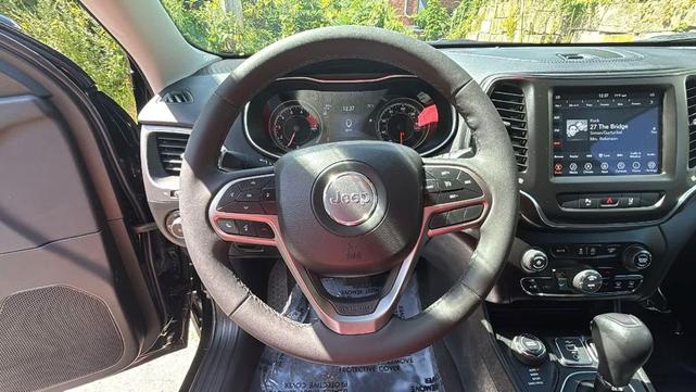 Photo of 2021 Diamond Black Crystal Pearlcoat Jeep Cherokee