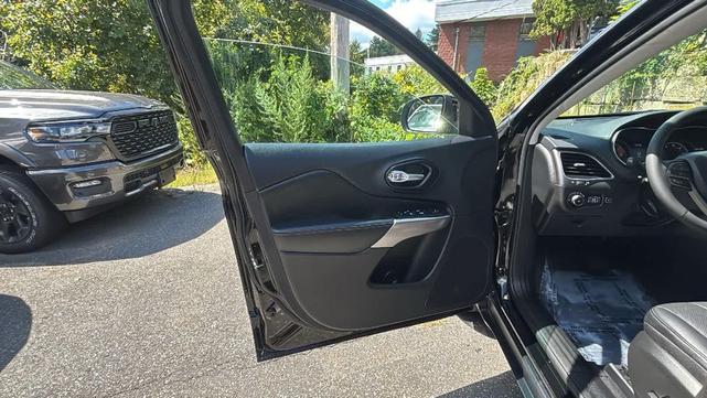 Photo of 2021 Diamond Black Crystal Pearlcoat Jeep Cherokee