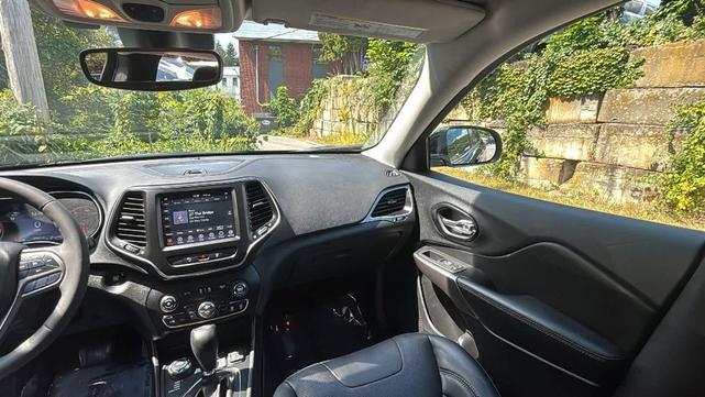 Photo of 2021 Diamond Black Crystal Pearlcoat Jeep Cherokee