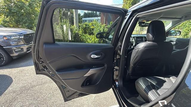 Photo of 2021 Diamond Black Crystal Pearlcoat Jeep Cherokee
