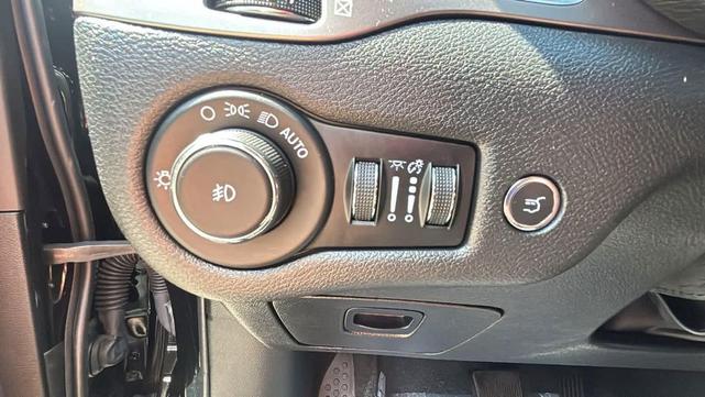 Photo of 2021 Diamond Black Crystal Pearlcoat Jeep Cherokee