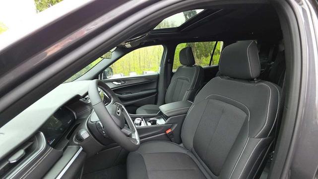 Photo of 2025 Baltic Gray Metallic Clearcoat Jeep Grand Cherokee L