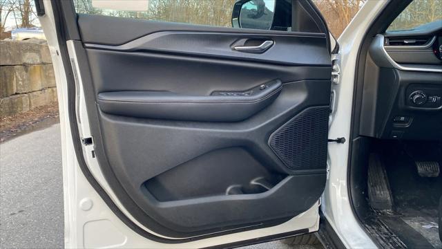 Photo of 2025 Bright White Clearcoat Jeep Grand Cherokee L