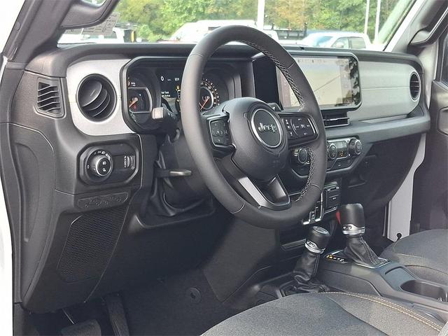 Photo of 2025 Bright White Clearcoat Jeep Gladiator