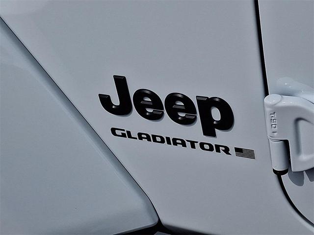 Photo of 2025 Bright White Clearcoat Jeep Gladiator