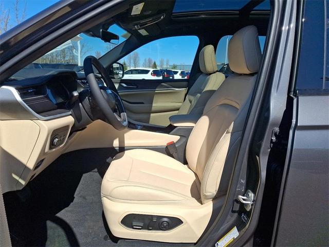 Photo of 2025 Metallic Jeep Grand Cherokee L