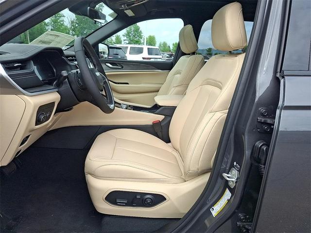 Photo of 2025 Metallic Jeep Grand Cherokee