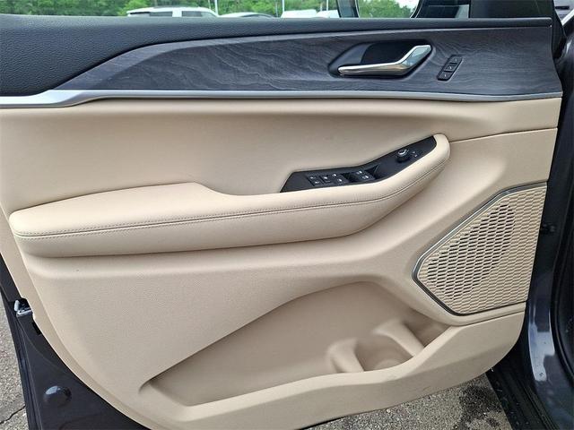 Photo of 2025 Metallic Jeep Grand Cherokee