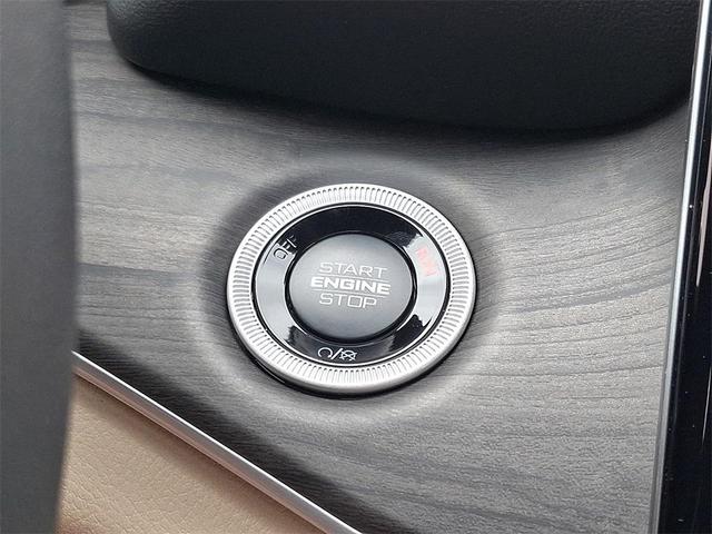 Photo of 2025 Metallic Jeep Grand Cherokee