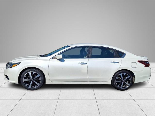 Photo of 2018 White Nissan Altima