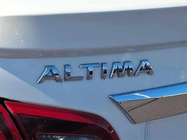 Photo of 2018 White Nissan Altima