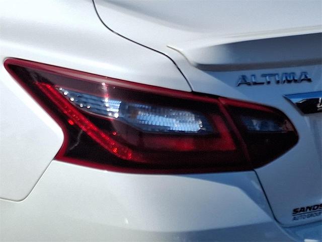 Photo of 2018 White Nissan Altima