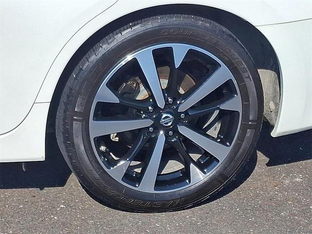 Photo of 2018 White Nissan Altima