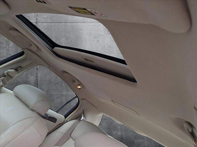 Photo of 2000 White Pearlescent Clearcoat Metallic Tri-Coat Lincoln Town Car