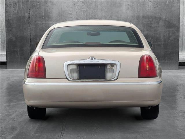 Photo of 2000 White Pearlescent Clearcoat Metallic Tri-Coat Lincoln Town Car