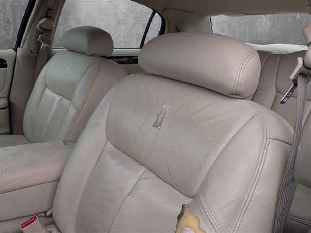 Photo of 2000 White Pearlescent Clearcoat Metallic Tri-Coat Lincoln Town Car
