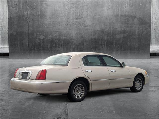 Photo of 2000 White Pearlescent Clearcoat Metallic Tri-Coat Lincoln Town Car