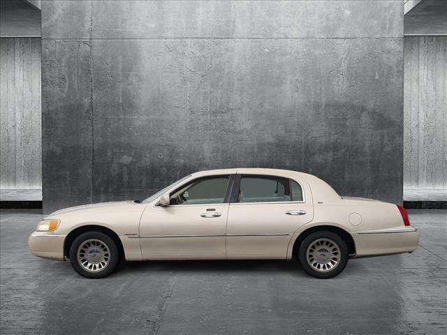 Photo of 2000 White Pearlescent Clearcoat Metallic Tri-Coat Lincoln Town Car