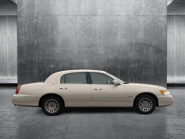 Photo of 2000 White Pearlescent Clearcoat Metallic Tri-Coat Lincoln Town Car