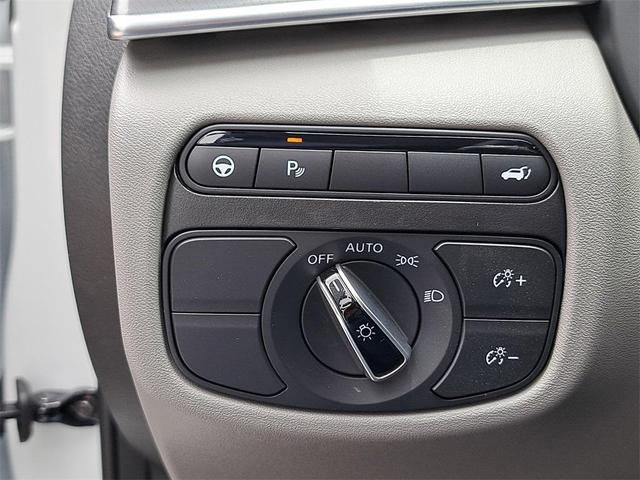 Photo of 2025 Radiant White INFINITI QX50