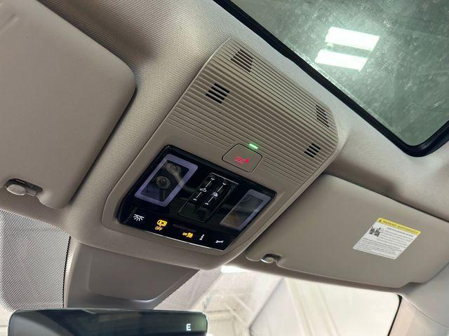 Photo of 2024 Opal White Pearl Effect Volkswagen Atlas