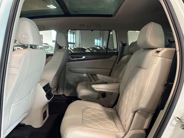 Photo of 2024 Opal White Pearl Effect Volkswagen Atlas