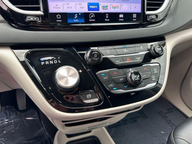 Photo of 2022 Bright White Clearcoat Chrysler Pacifica