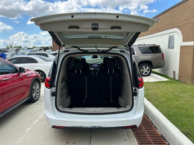 Photo of 2022 Bright White Clearcoat Chrysler Pacifica