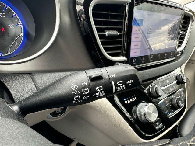 Photo of 2022 Bright White Clearcoat Chrysler Pacifica