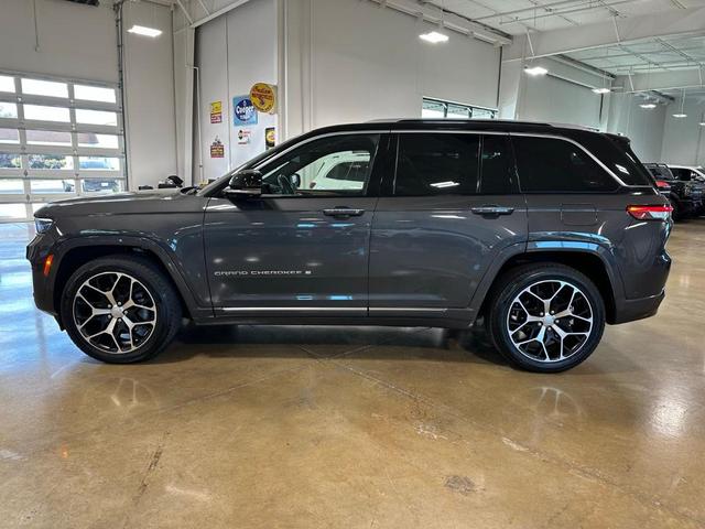 Photo of 2022 Metallic Jeep Grand Cherokee
