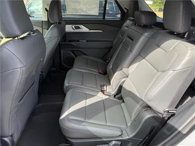 Photo of 2025 Star White Ford Explorer
