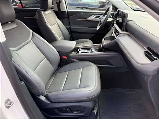 Photo of 2025 Star White Ford Explorer