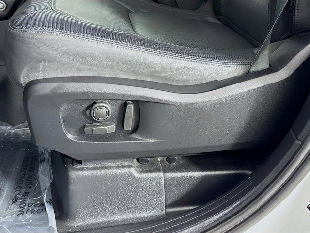 Photo of 2023 Fuji White Land Rover Defender