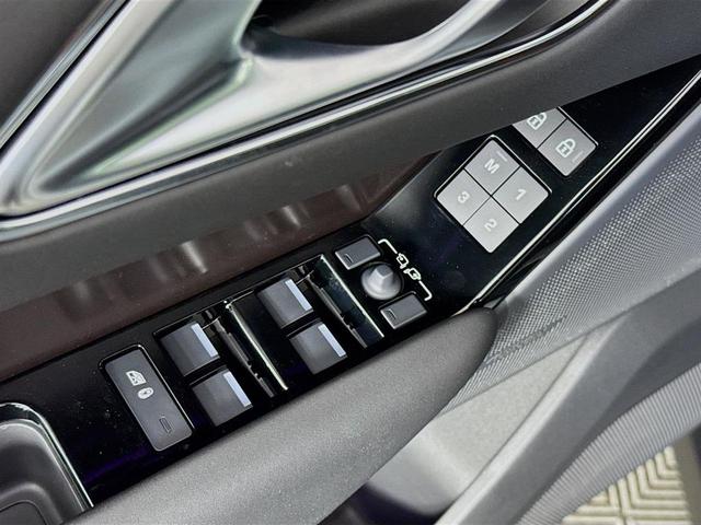 Photo of 2026 Arroios Grey Land Rover Range Rover Velar