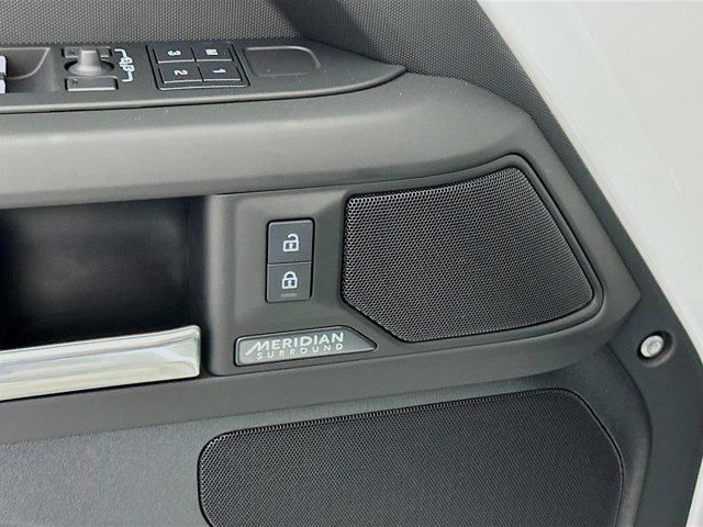 Photo of 2025 Fuji White Land Rover Defender